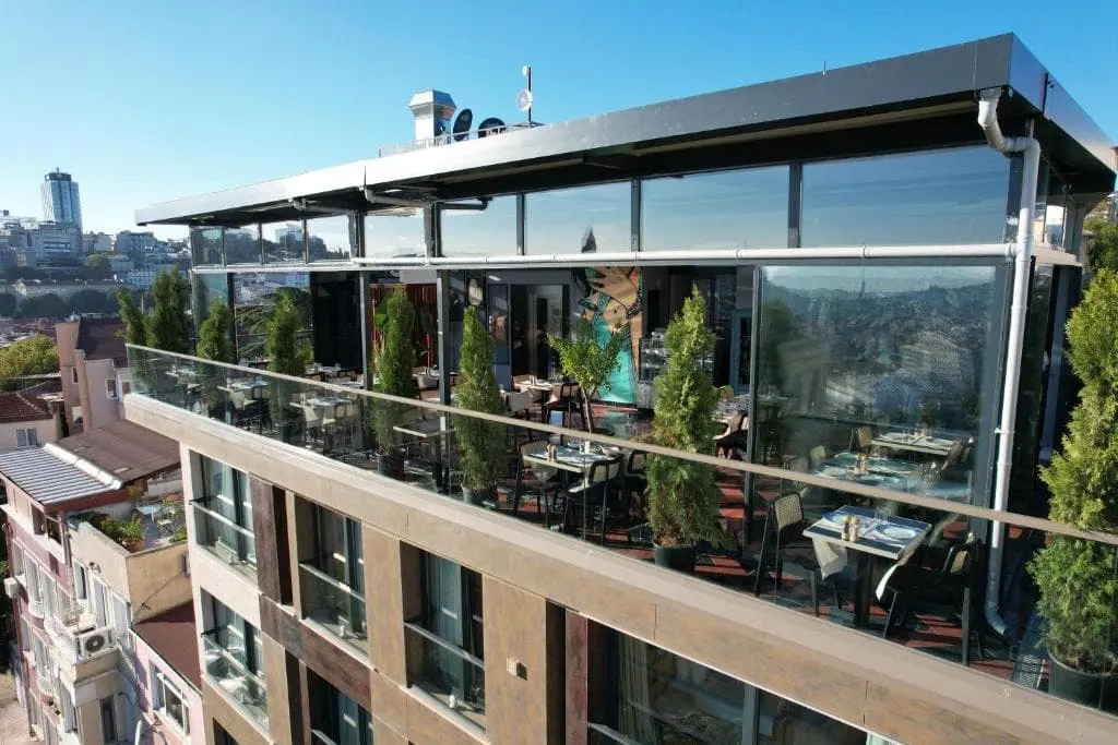 Cihangir sokağında Fragments Hotel cephesi